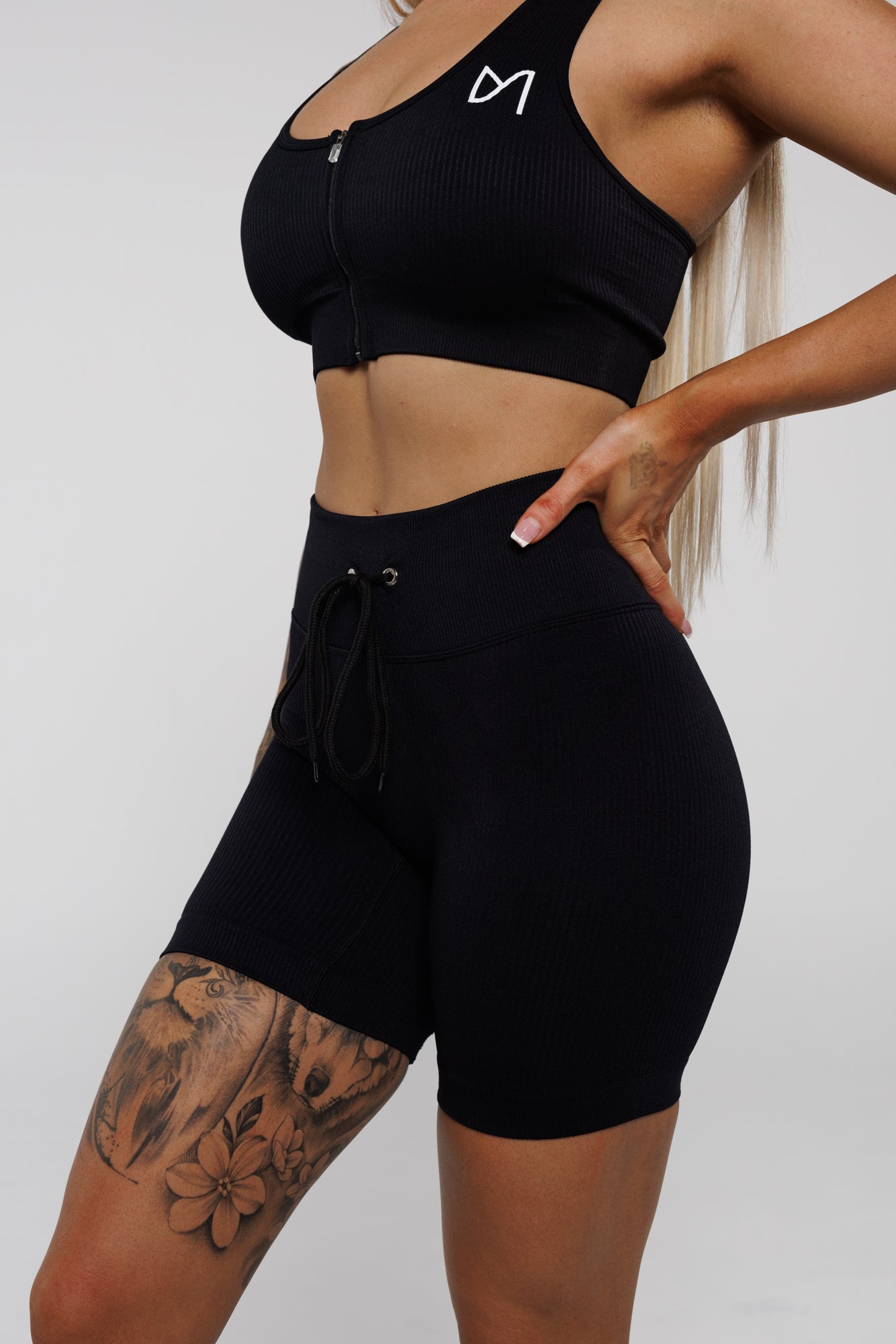 Esse in Black | Mid Length Shorts with Drawstring