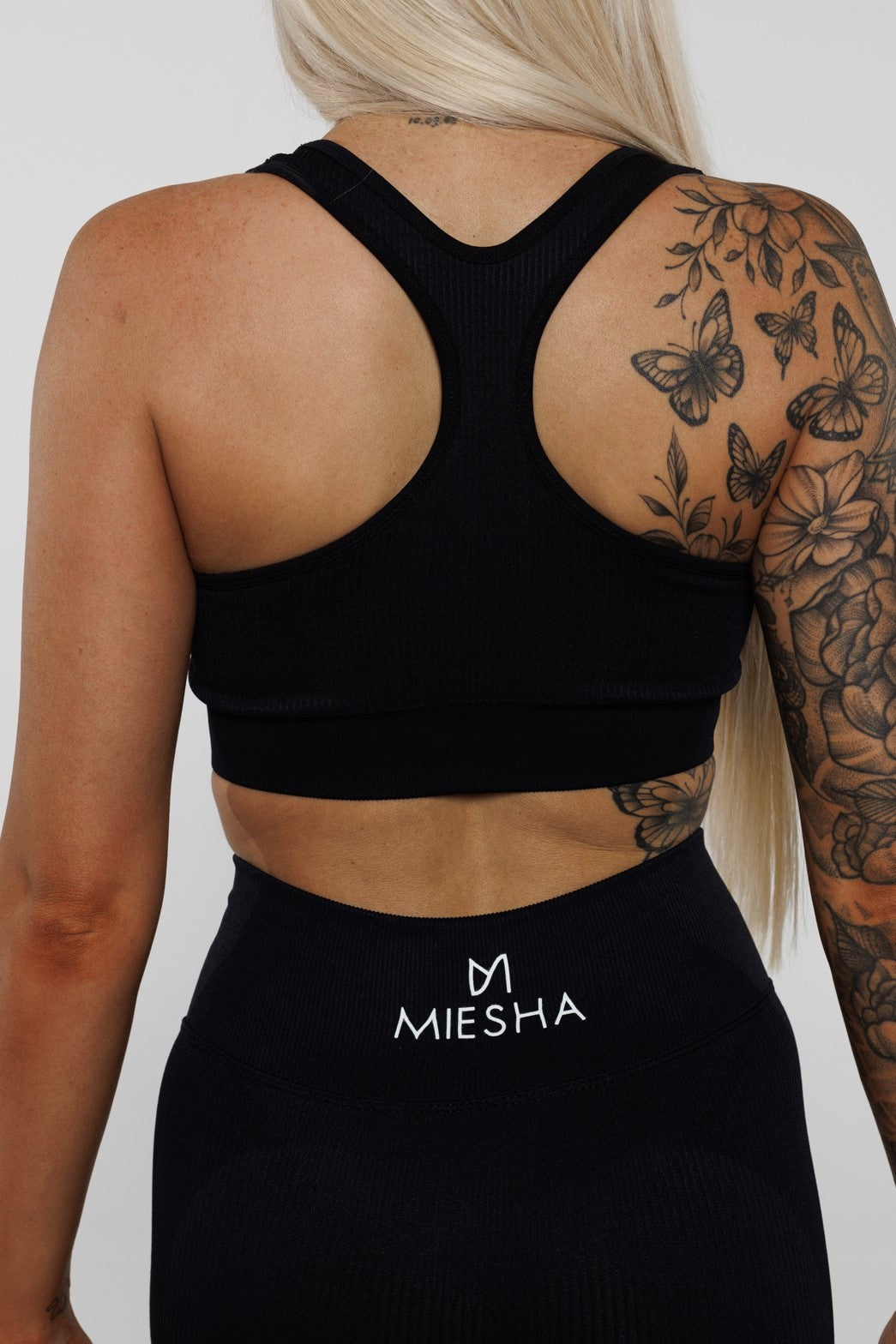 Esse in Black | Zip Up Sports Bra